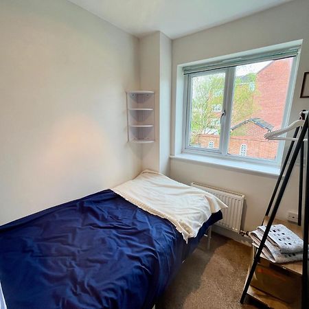 In Our Liverpool Home Sleeps 5 In 2 Double & 1 Single Bedrooms Eksteriør billede